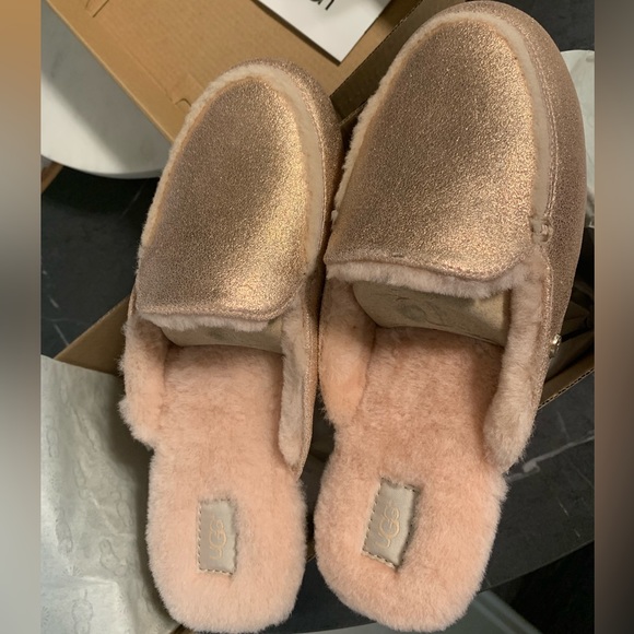 Women Ugg slippers Lane Metallic Rose Gold Size 7 & 8 US New With Box - Picture 1 of 11